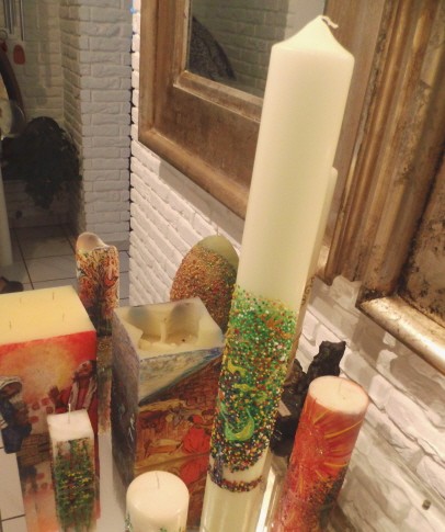 Viele der hand verzierten Kerzen auf einem Spiegeltisch
